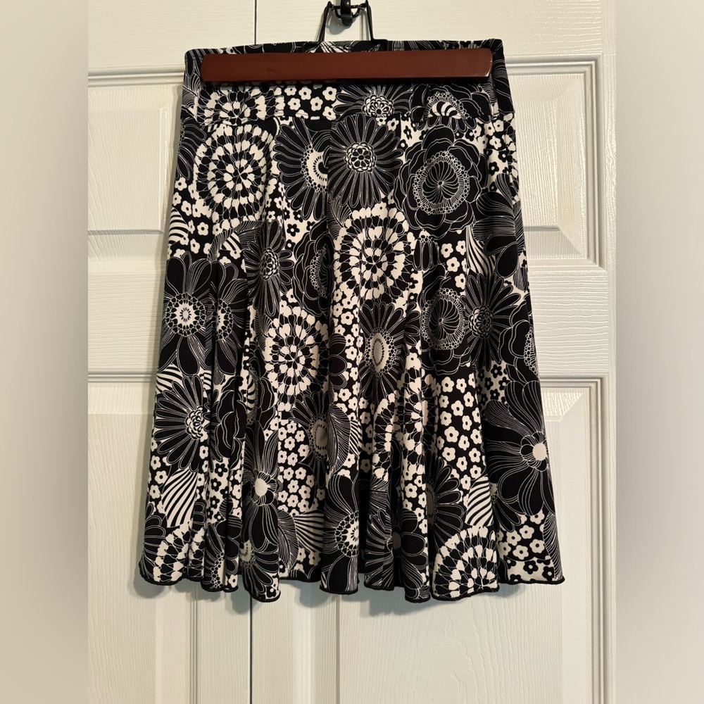 Catch My I | Black & White Abstract Floral Skirt